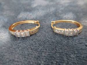 lot 137 image: 14K YELLOW GOLD EARINGS WITH GENUINE DIAMONDS