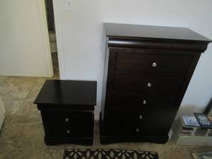 lot 157 image: SOLID WOOD 5 DRAWER DRESSER 31 X 15 X 48 AND MATCHING NIGHT STAND 21 X 15 X 24