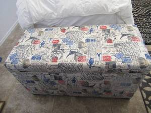 lot 160 image: AMERICAN THEMED STORAGE BENCH 39 X 17 X 20, SAFAVIEH 3 X 5 RUG AND JEAN PIERRE SMALL RUG 23 X 33
