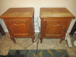 lot 163 image: VINTAGE SOLID OAK NIGHT STAND TABLES WITH STORAGE SPACE 17 X 12 X 23