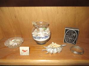 lot 168 image: KNICK-KNACKS INCLUDING SAND SHELL AND SEA HORSE GLASS, GLASS TRAY WITH SAND DOLLARS AND SHELLS, DECORATIVE SHELL, SMALL SILVERPLATE BRACELET AND MORE