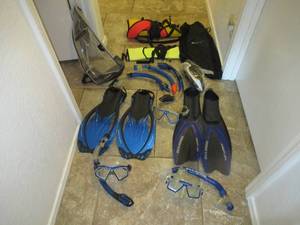 lot 175 image: SNORKELINGDIVING EQUIPMENT INCLUDING US DIVERS PROFLEX FLIPPERS, MASKS AND SNORKELS. ALSO BODY GLOVE FLIPPERS, SAND AND SUN AQUA SOCKS, SEVERAL SURFACE MARKER BUOYS AND NIKE BAGE THAT HOLD IT ALL