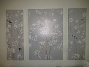 lot 177 image: TRIPTYCH DAISY WALL ART, STICK MAN CANDLESTICK HOLDER AND VINTAGE BLUE AND WHITE CERAMIC CAT FIGURINE