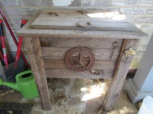 lot 180 image: RUSTIC OUTDOOR BEVERAGE COOLER WITH HORSESHOE HANDLE AND CAST IRON TEXAS STARS HAS BEEN USED FOR STORAGE