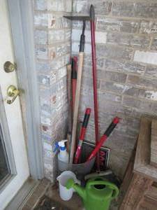 lot 181 image: CORONA PRUNING TOOL, BLUE HAWK HOE, PLASTIC WATERING CAN AND MORE