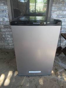 lot 185 image: FRIGIDAIRE MINI FRIDGE WITH STAINLESS FRONT CONTENTS NOT INCLUDED