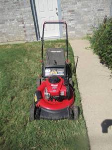 lot 194 image: TROY-BUILT 21INCH 140CC 550EX BRIGGS AND STRATTON GAS POWERED WALK BEHIND PUSH MOWER WITH 2-IN1 CUTTING TRIACTION CUTTING SYSTEM