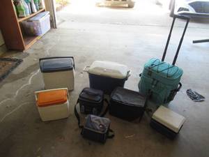lot 215 image: MEMBERS MARK COOLER SYSTEM ON WHEELS, RUBBERMAID ICE CHEST, 2 SMALL IGLOO ICE CHESTS AND MORE