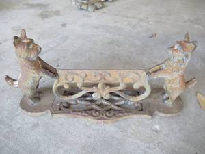 lot 216 image: ANTIQUE CAST IRON BOOTSHOE SCRAPER WITH TERRIERS