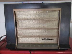 lot 221 image: VINTAGE 1950S RCA VICTOR GOLDEN THROAT USA BAKELITE RADIO ART DECO JET AGE
