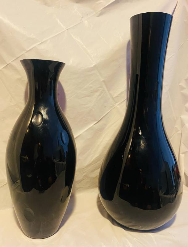 lot 148 image: Crate and Barrel Oscar Vase Crate and Barrell Olivia Vase