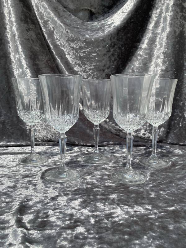 lot 194 image: 5 Cut Glass Wine Glasses