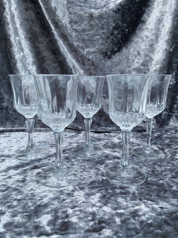 lot 198 image: 5 Cut Glass Small Wine Glasses
