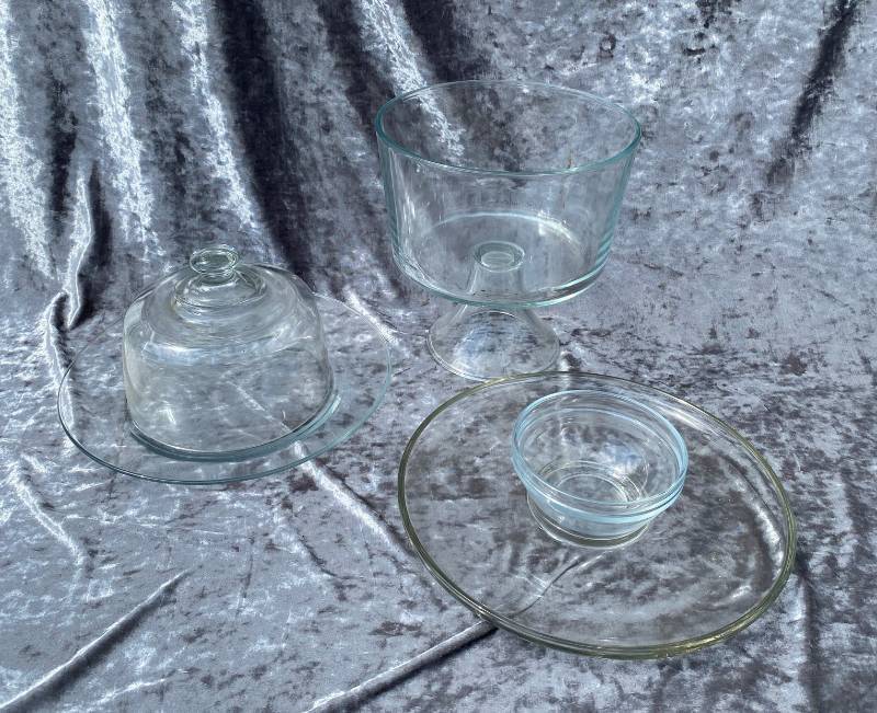 lot 206 image: Glass Serving Trays