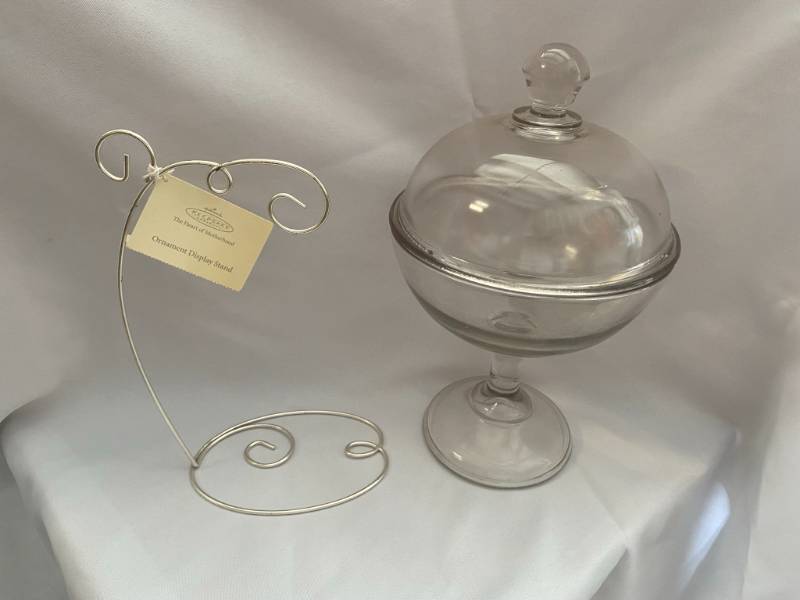 lot 50 image: Decorative Glass Candy dish and Ornament Hanger