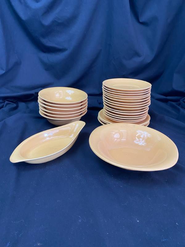 lot 10 image: 1950s Interplay Fine China by Iroguois - 7 bowls