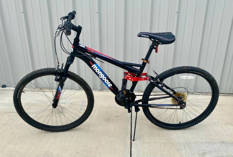 lot 78 image: Mongoose Mens Standoff 26 Mountain Bike - BlackRed