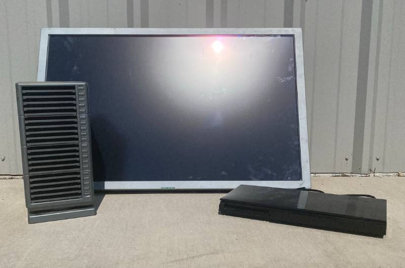 lot 166 image: Clarity 41 Bobcat II SN-4035-WX TV Samsung Blue-Ray Player 20 CDDVD Disk Storage