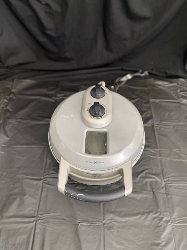 lot 20 image: Crispy Crust Pizza Maker by Breville
