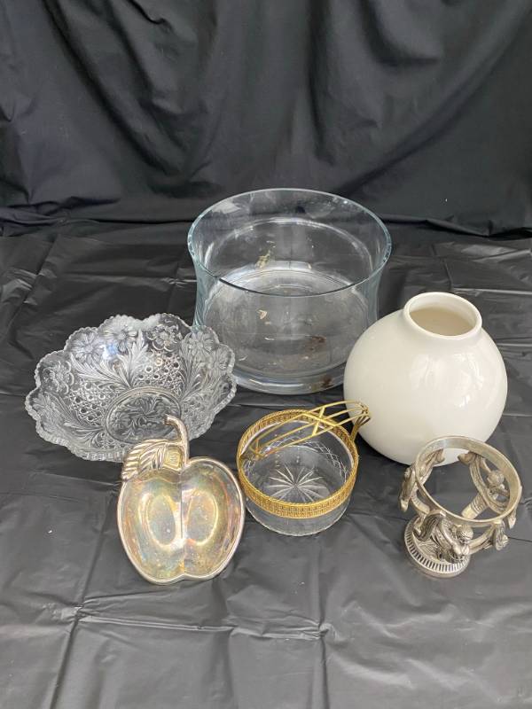 lot 22 image: Glass Serving Bowls