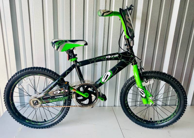 lot 76 image: DYNACRAFT 18 Surge Boys BMX Bike with Custom paint