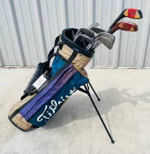 lot 19 image: Right Handed Golf Clubs in a Titleist Bag