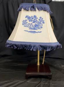 lot 38 image: Blue and White Lamp