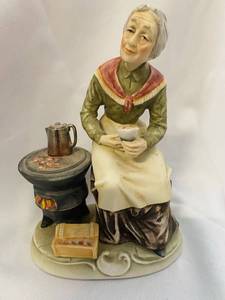 lot 53 image: Vintage Capodimonte Bruno Merli Woman Roasting Nuts Figurine 551044D