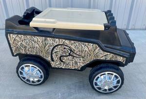 lot 98 image: C3 Duck Dynasty Beer Delivery Rover RC Cooler with Remote Control (needs plug)