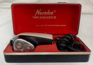 lot 126 image: Vintage Norelco Electric Shaver Triple Header III (HP1122)