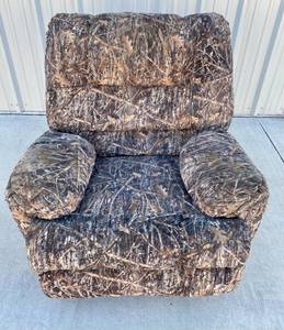 lot 93 image: Camo Recliner