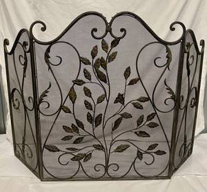 lot 197 image: Fireplace Screen