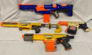 lot 175 image: 4 Nerf Guns 1 Supersoaker