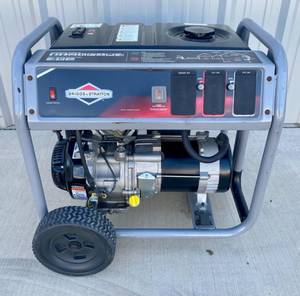 lot 1 image: Briggs & Stratton 5000 watt6250 Starting Watt Generator
