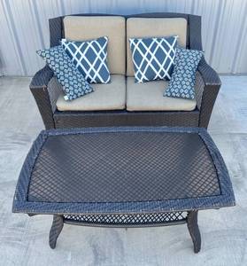 lot 10 image: Outdoor Patio Set