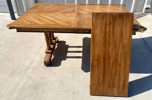 lot 39 image: Stanley Furniture Company Pedestal Table