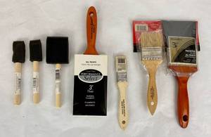lot 109 image: 7 Various Paint Brushes