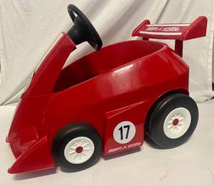 lot 126 image: Radio Flyer Grow with me Racer Childrens Powered Ride on