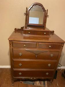 lot 140 image: Vintage Chest of Drawers with Vanity Mirror