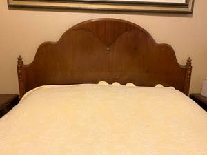 lot 143 image: Vintage Full Size Head Board (bedding not included)