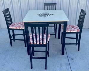 lot 83 image: French Country Dining Set