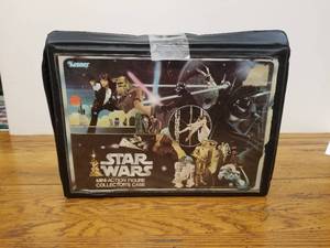 lot 3 image: Star Wars action figures in case