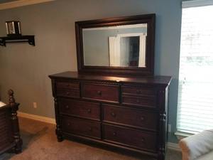 lot 41 image: Mirror and Dresser combo Different location and pick up date - Arlington
