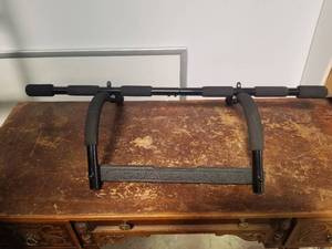 lot 72 image: Chin up bar