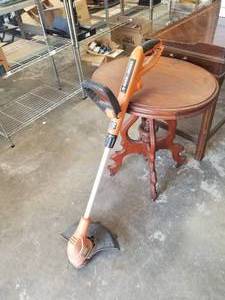 lot 65 image: Black & Decker weed eater