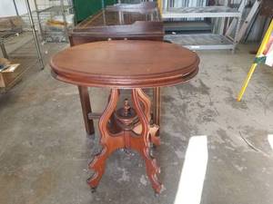 lot 113 image: Vintage Round Table
