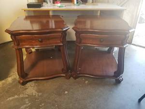lot 115 image: End tables