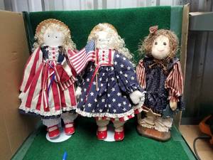 lot 239 image: Patriotic Dolls with stands