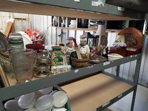 lot 303 image: Shelf lot