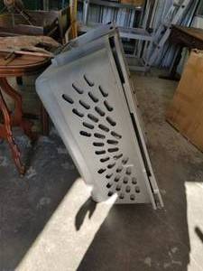 lot 302 image: Large Dog kennel